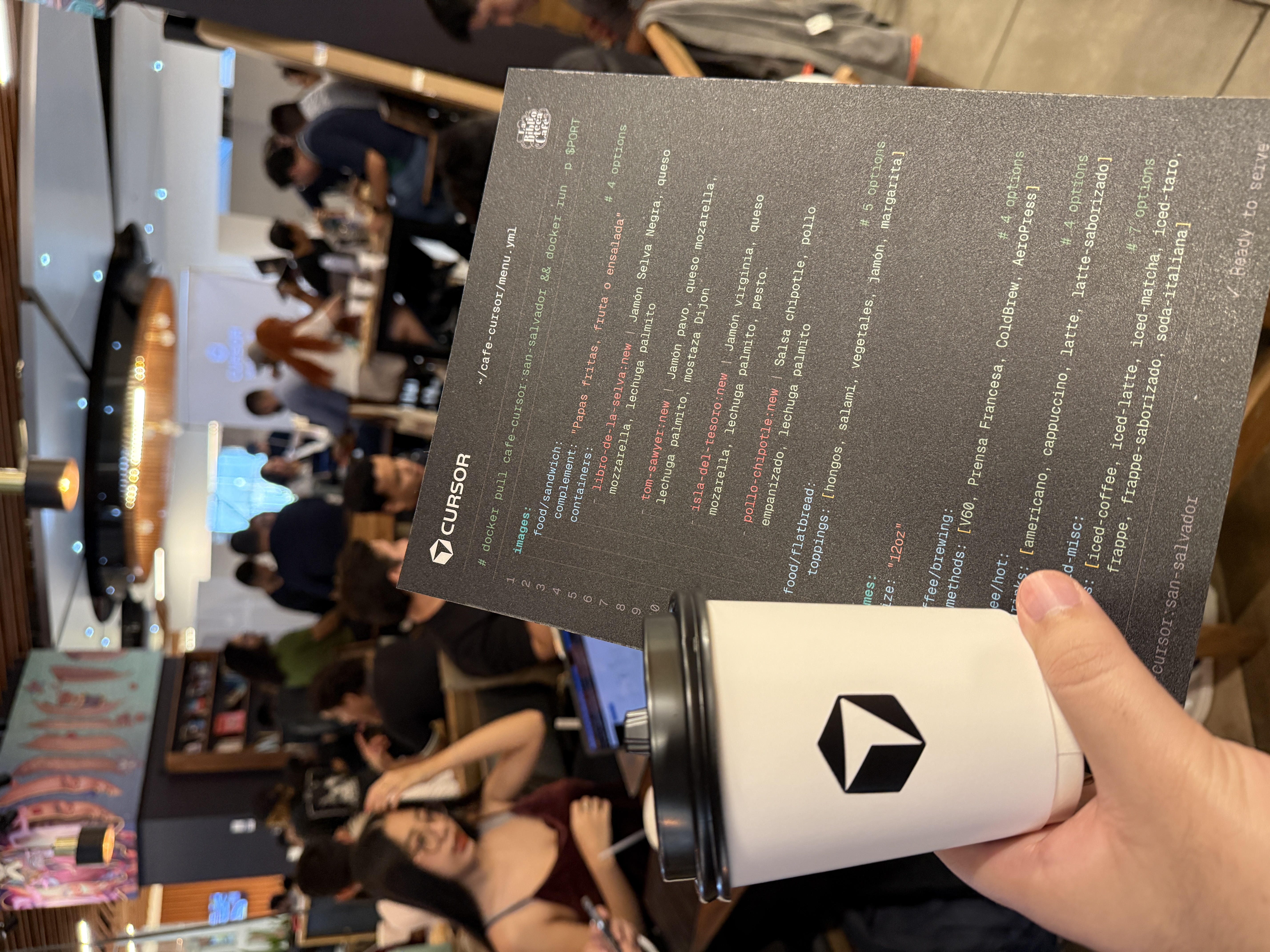 Asistentes en Café Cursor, comunidad Ai Labs enfocada en la conversación.