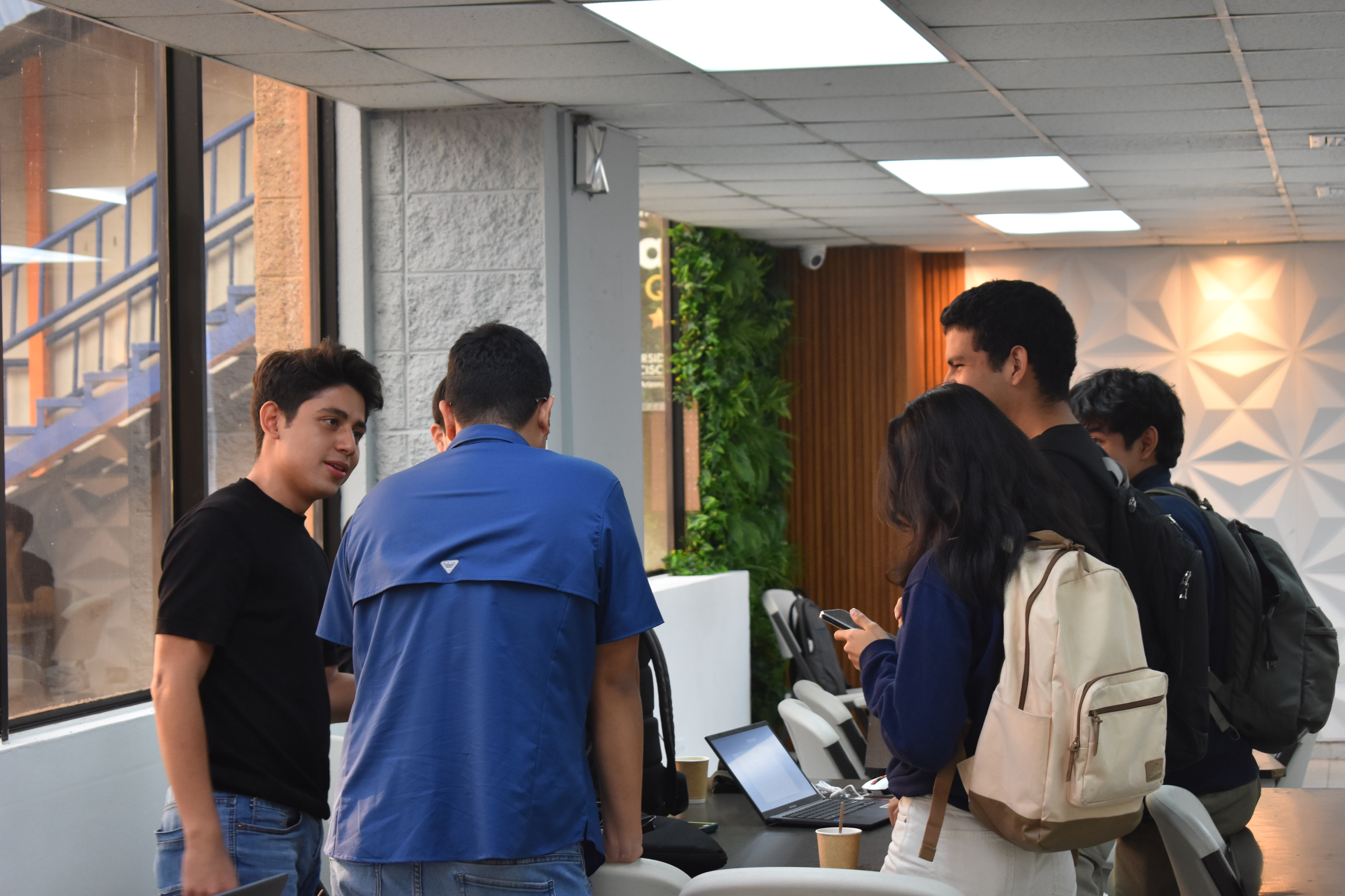 Participantes en un evento Ai Labs, escuchando y tomando notas.