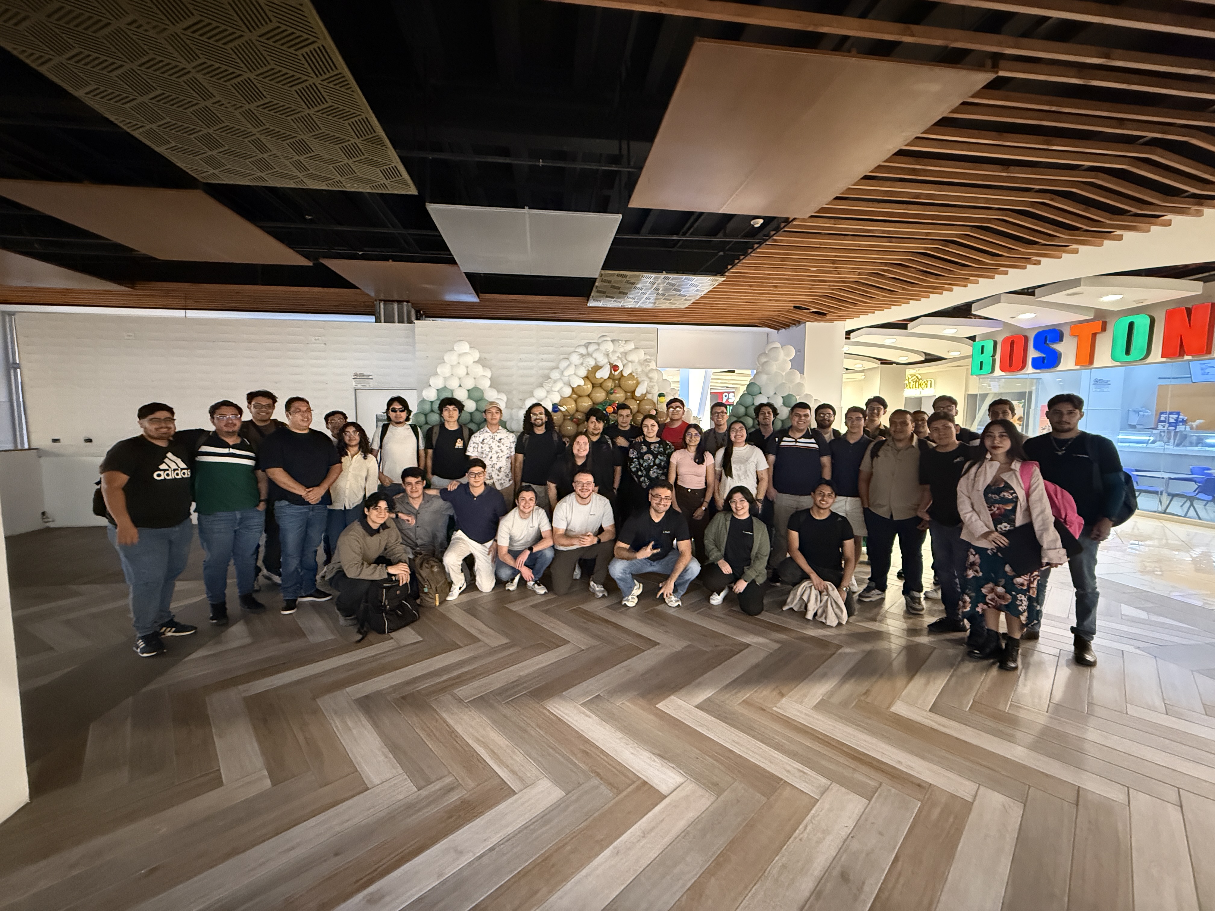 Comunidad Ai Labs en el Supabase Meetup, compartiendo en grupo.