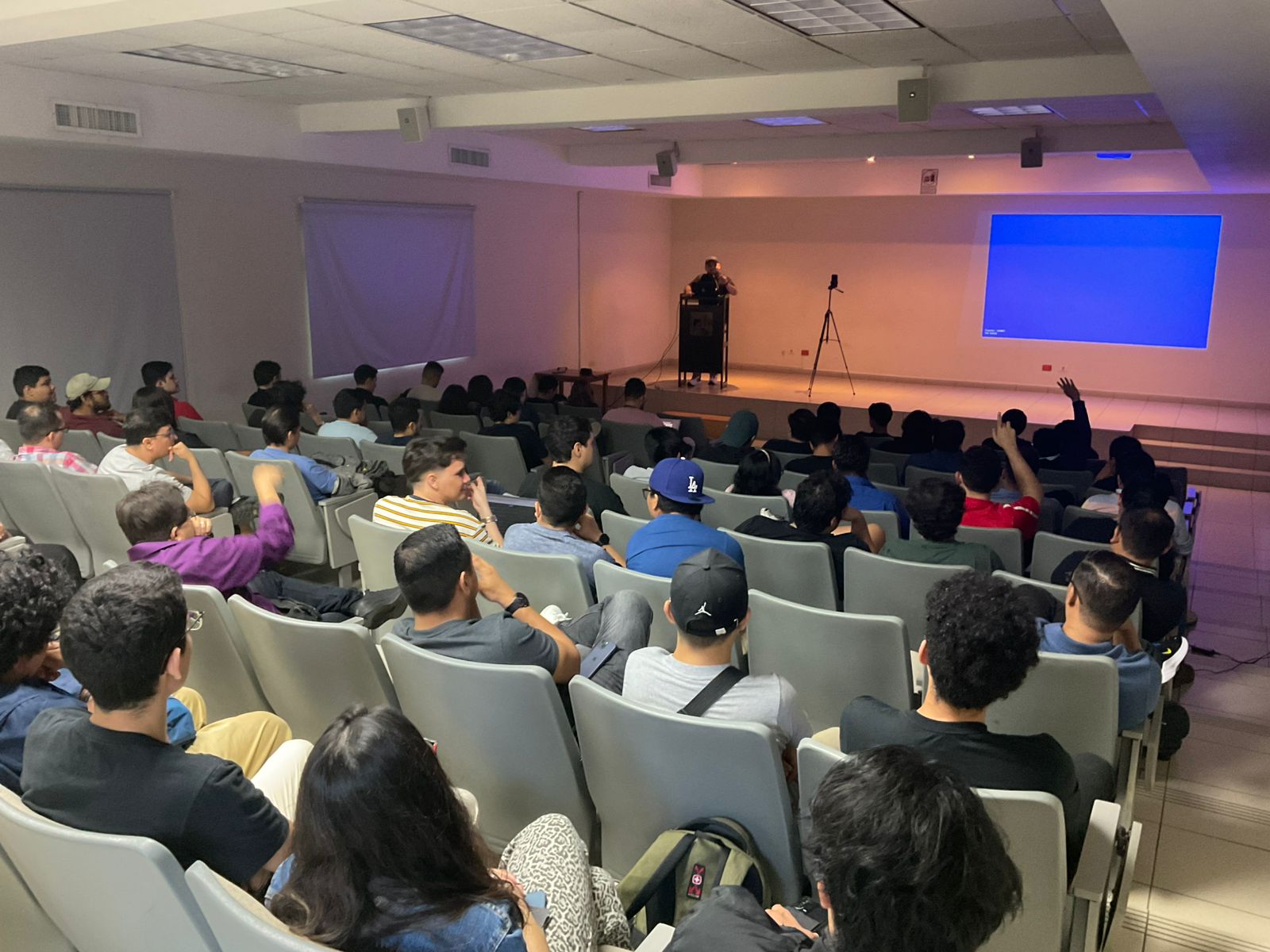 Personas de Ai Labs conectando durante un encuentro de la comunidad.